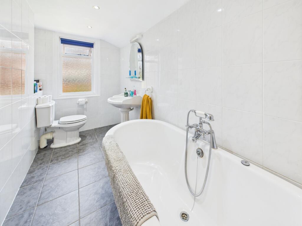 CAM02386G0-PR0133-STILL040