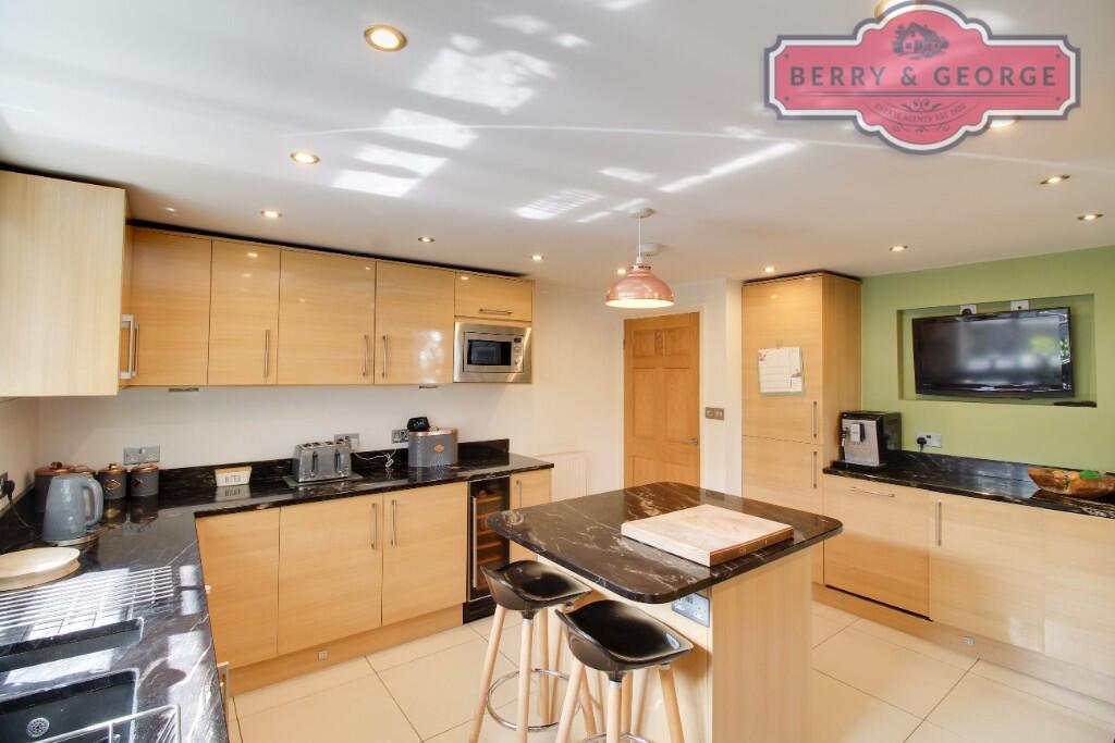 KITCHEN / BREAKFAST