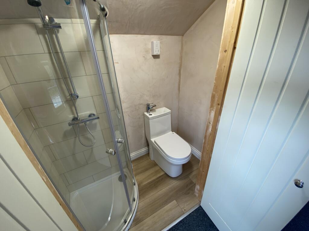 Bed 2 Ensuite T202509121448.jpg