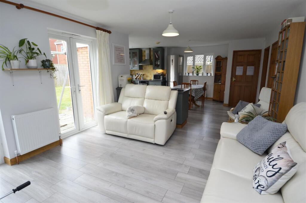 KITCHEN/ DINER/ FAMILY ROOM