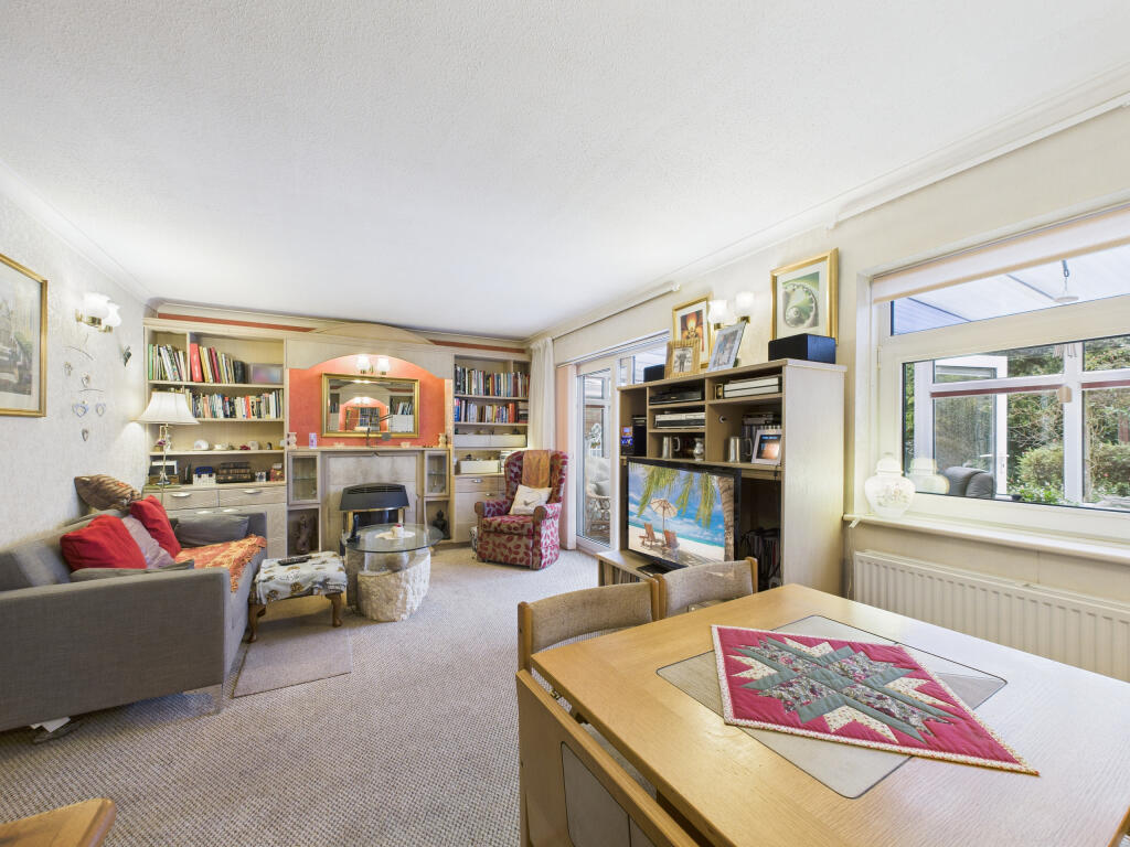 CAM02909G0-PR0484-STILL009