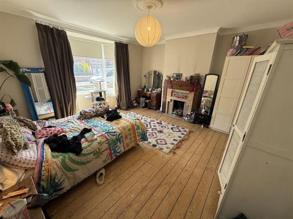 Bedroom 1.jpg