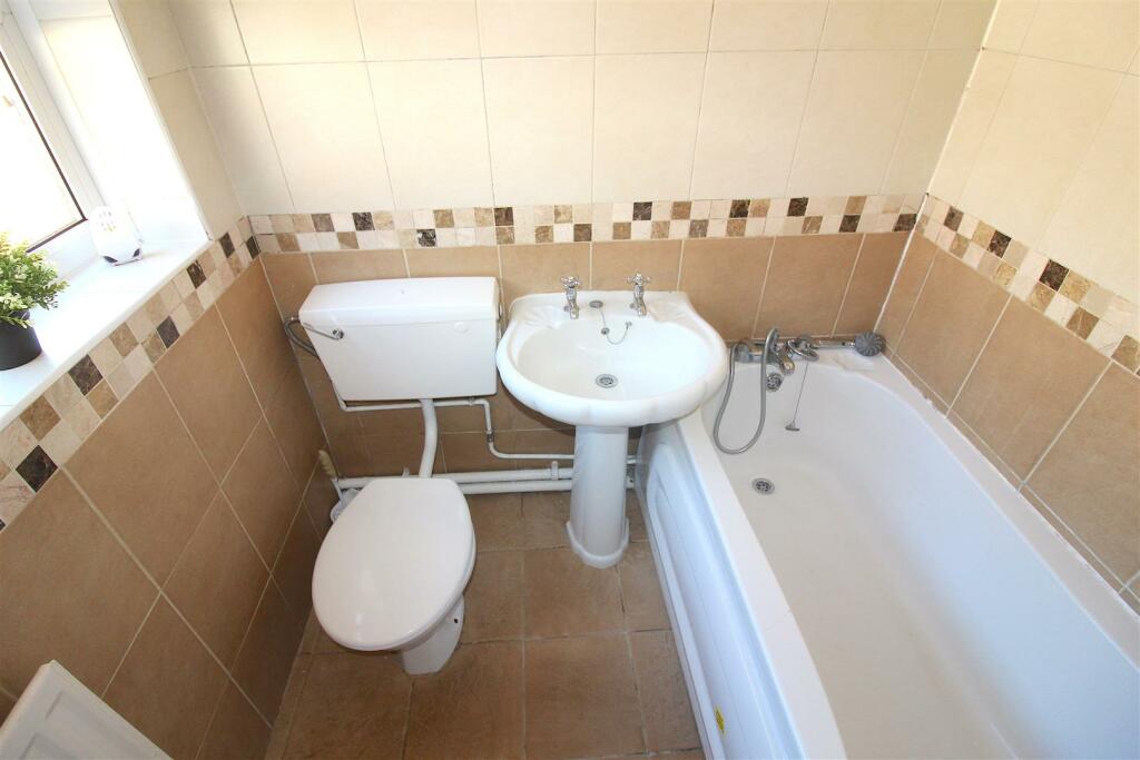 Swan Lane, Stoke - Ground Floor Bathroom
