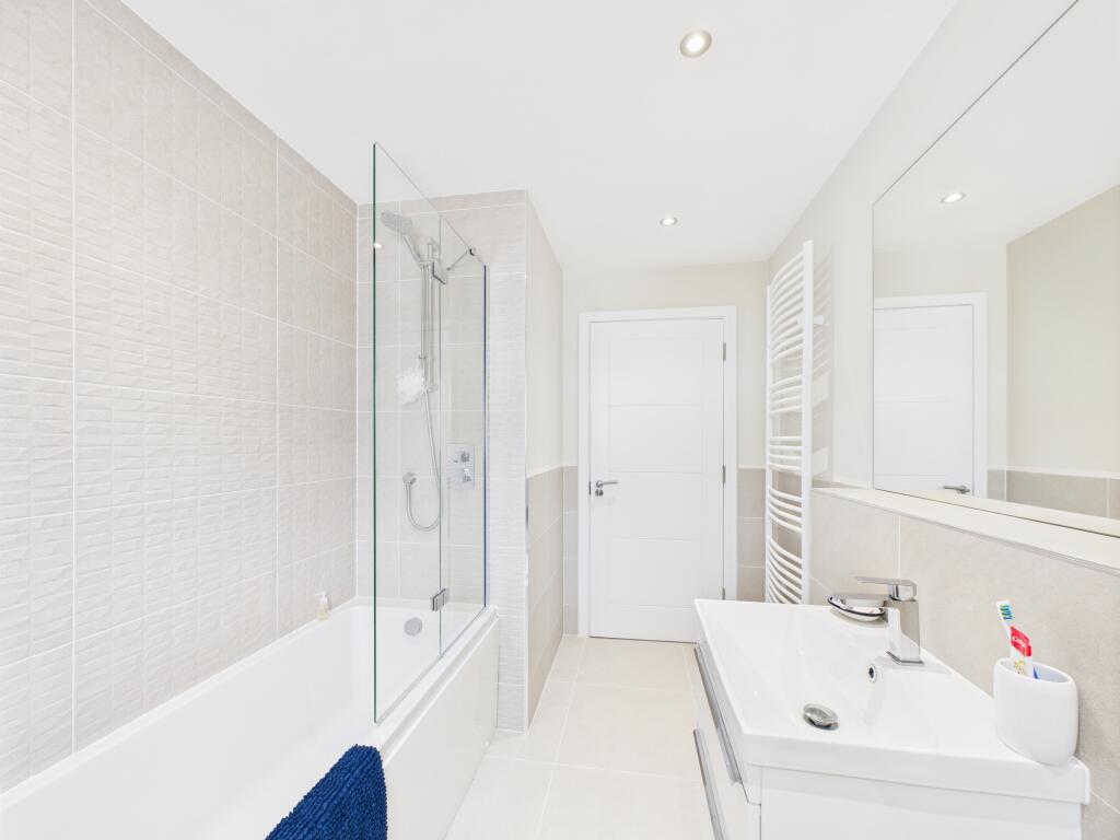 CAM03185G0-PR0104-STILL008