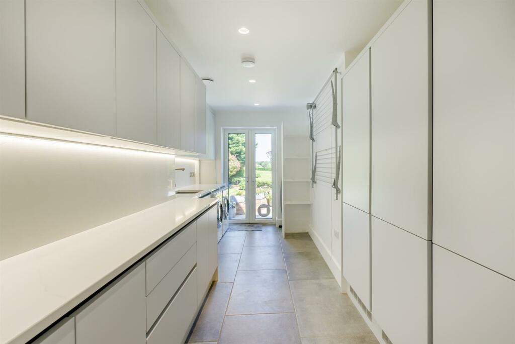 8594318-interior75.jpg