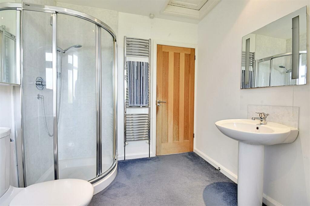 Bathroom 2.jpg