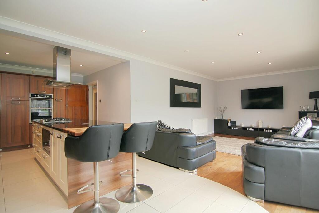 KITCHEN / LIVING ROOM