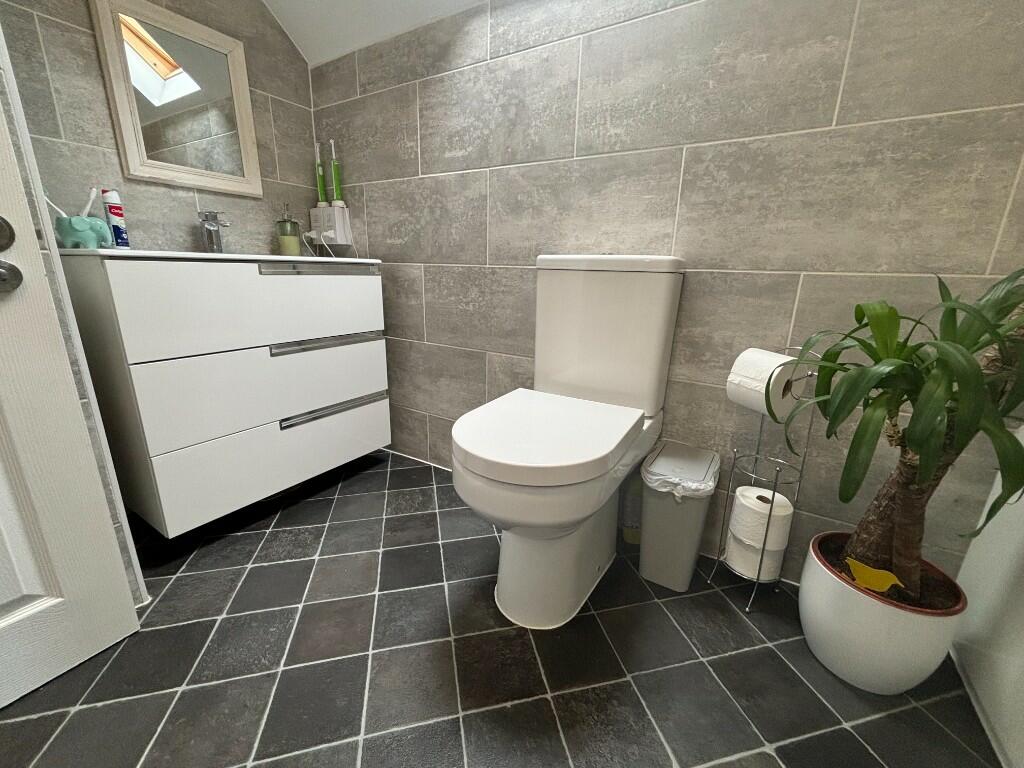 1st Floor Bathroom 
