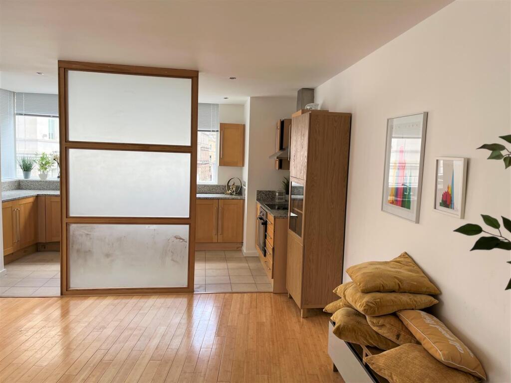 Lounge/ Kitchen