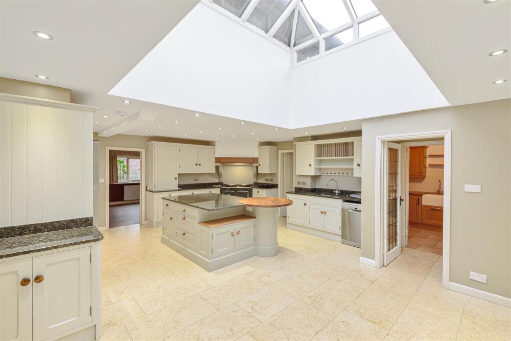Kitchen breakfast room.jpg
