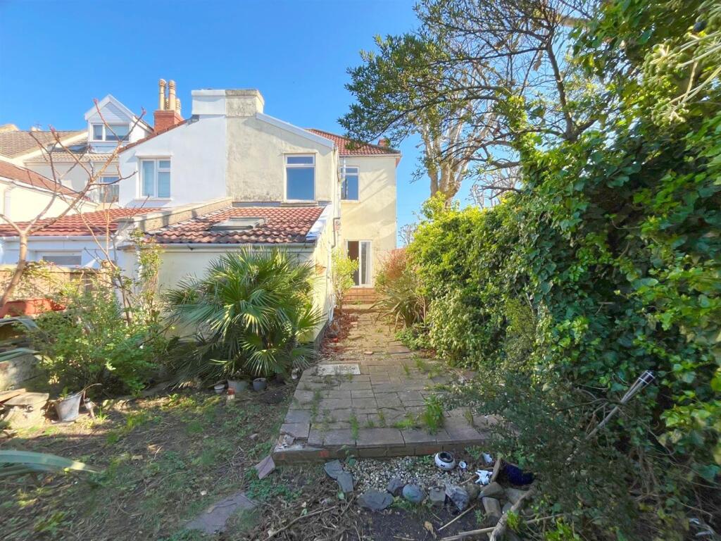 Rear view of property.jpg