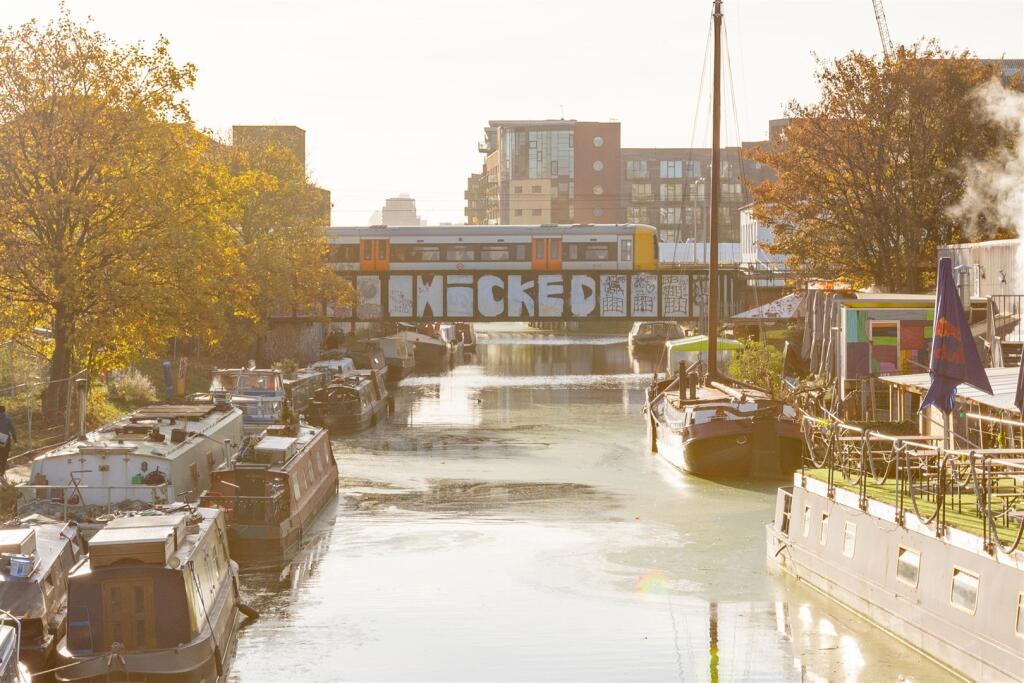 Honour Lea Avenue E20