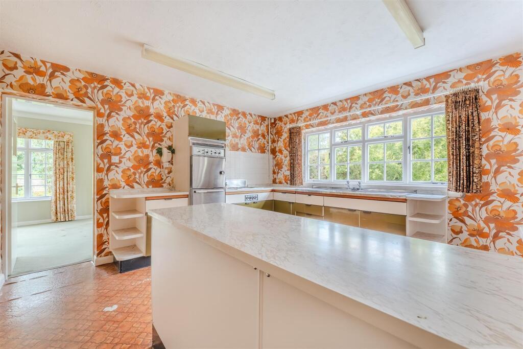 FULLY FITTED KITCHEN