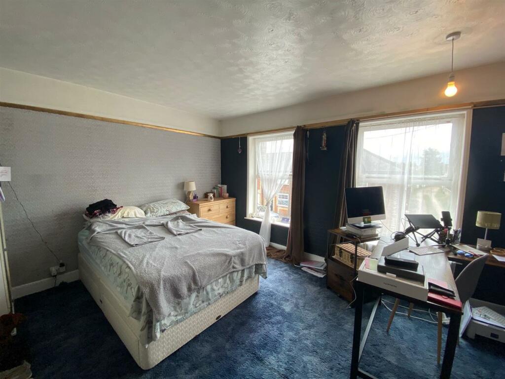 BEDROOM 1: