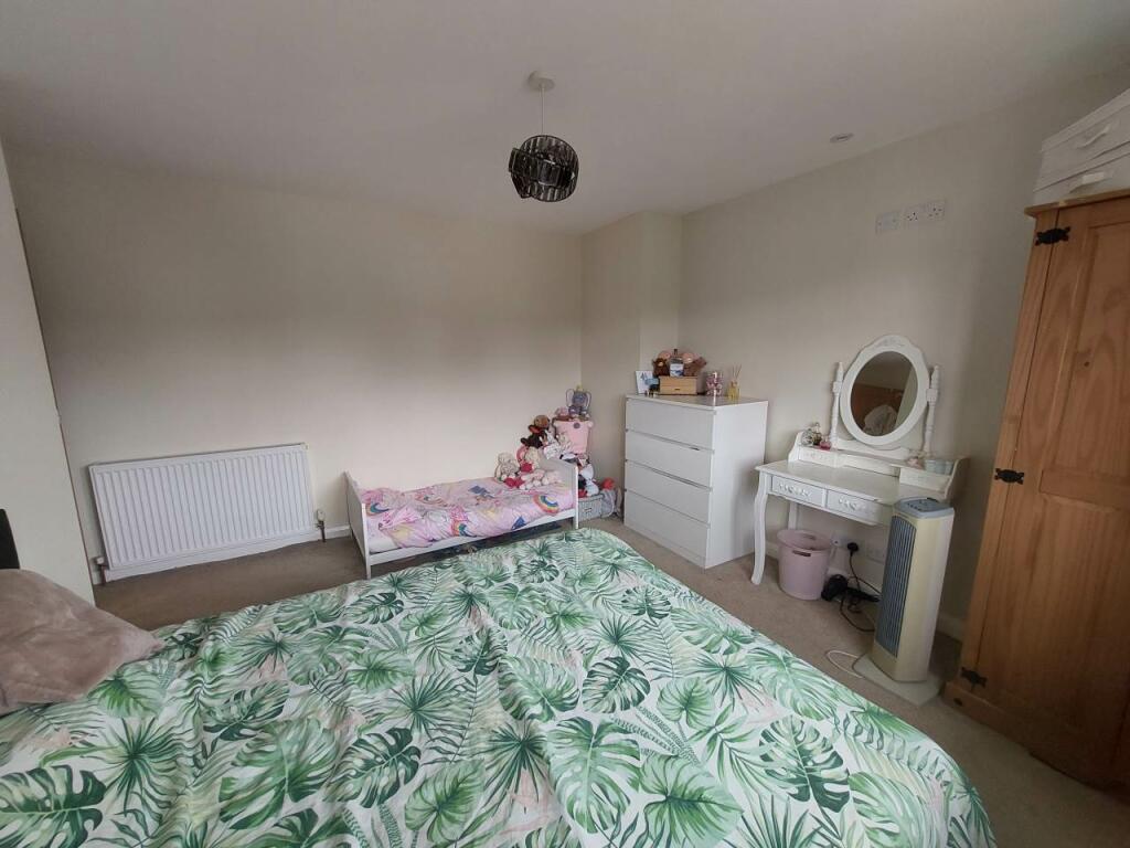 Master Bedroom (2)