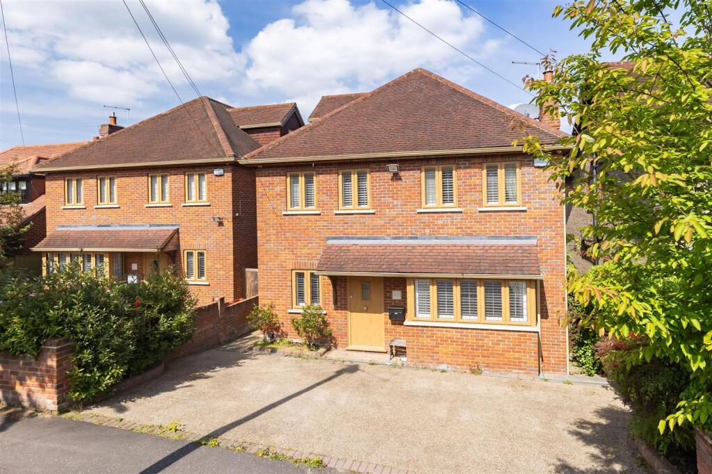 30B Blackacre Road Theydon Bois, Essex, CM16 7LU (