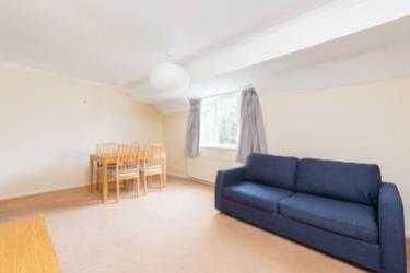 6 Woodstock Court living area2