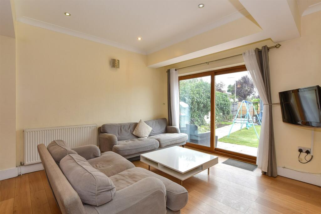 Lounge/Dining Area