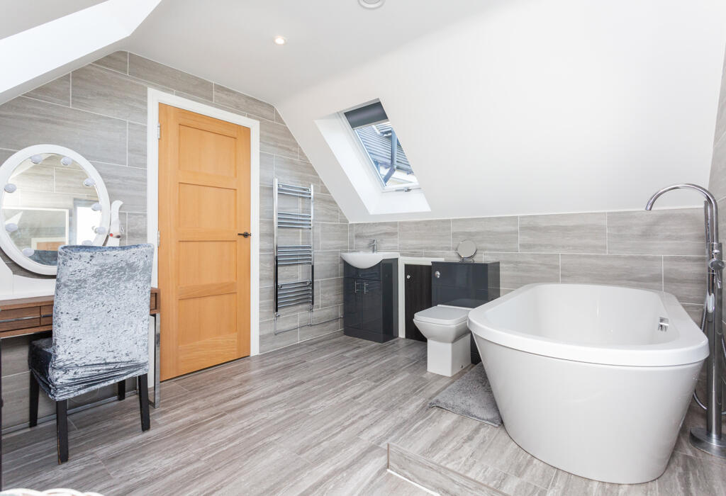 Main bedroom suite bathroom