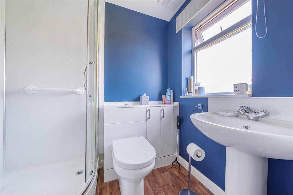 EN-SUITE SHOWER ROOM