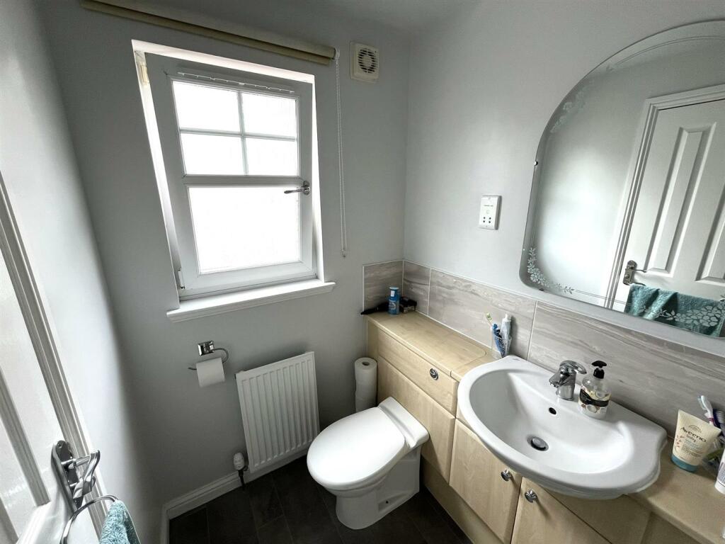 EN-SUITE SHOWER ROOM