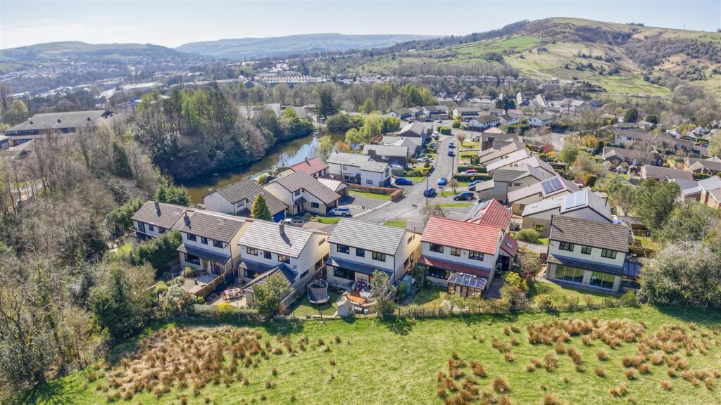 Cul-De-Sac Setting Aerial Alt