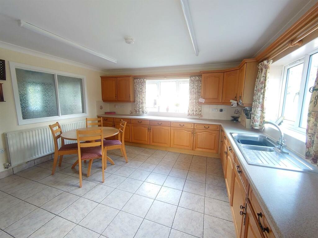 Dining Kitchen b.jpg