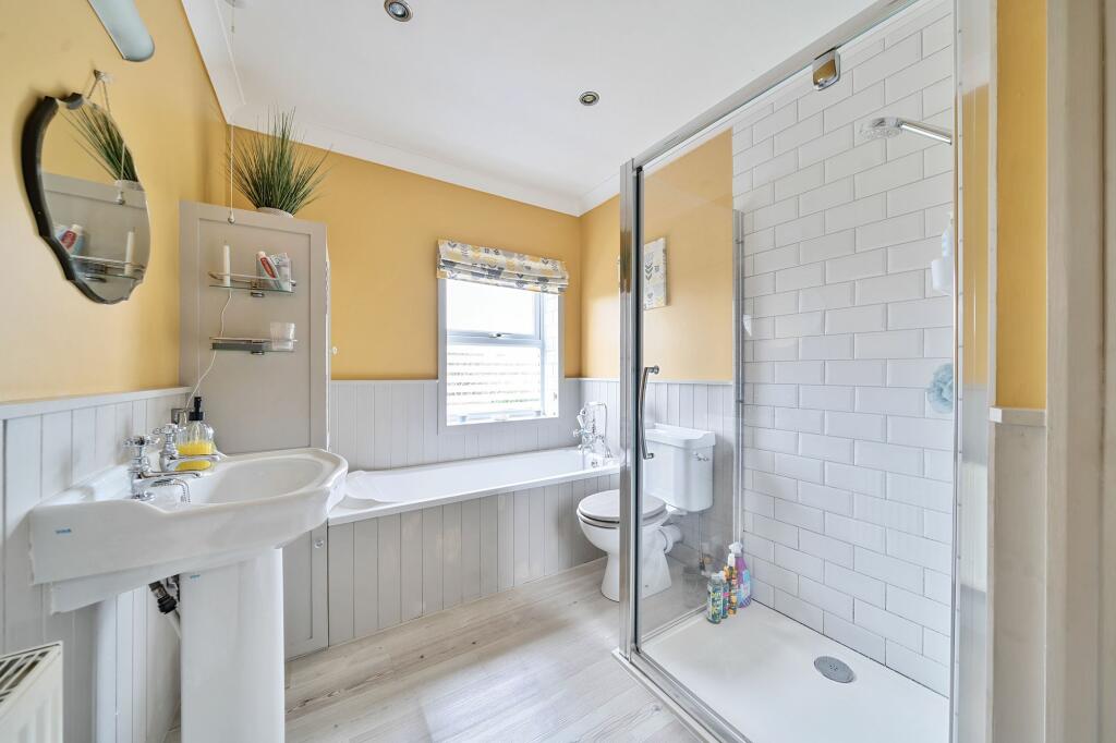 Bathroom Shower W.C (1)