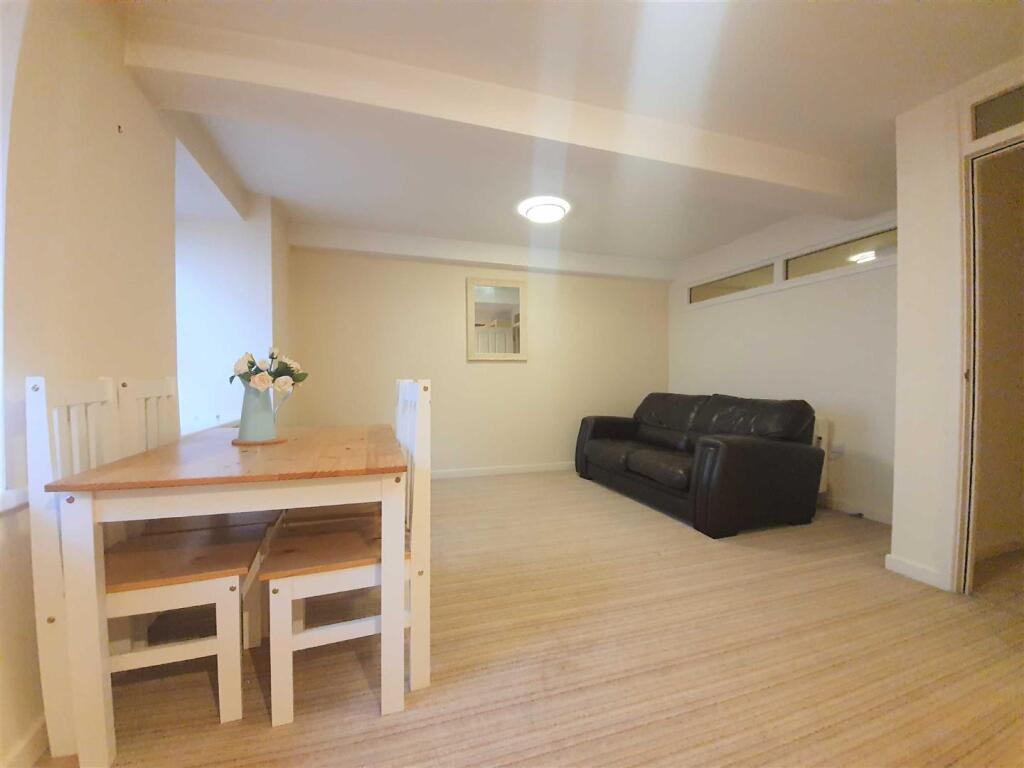 OPEN PLAN LOUNGE/ KITCHEN