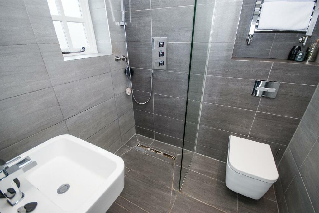 EN SUITE