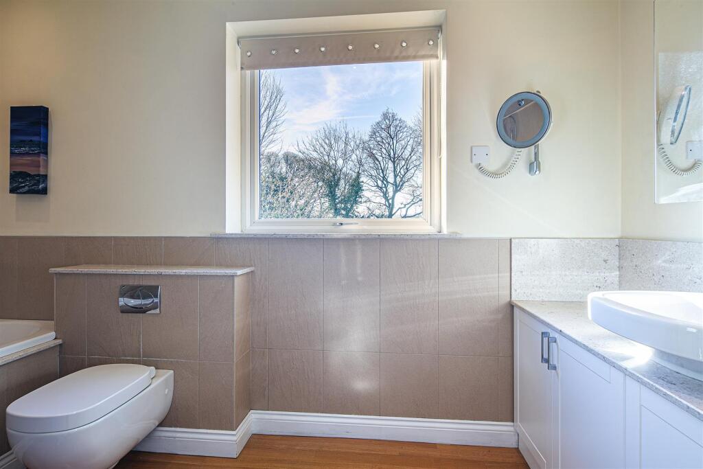 Ensuite to bedroom 1