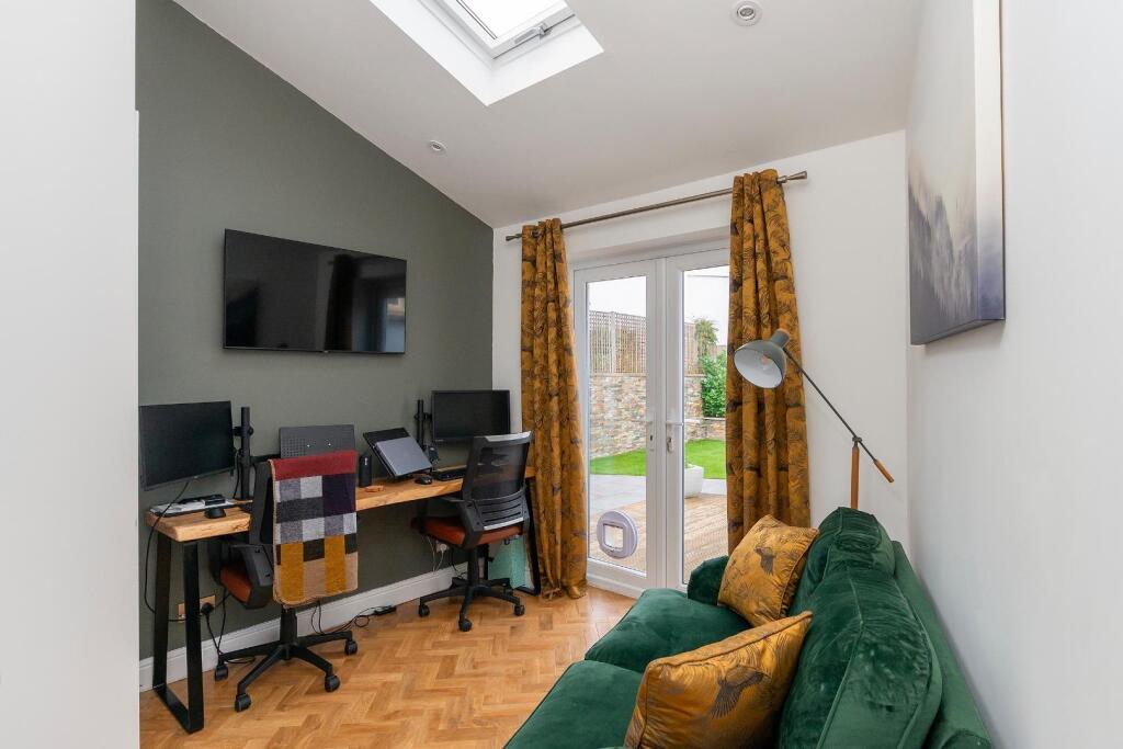 4M1RKE - Office C.jpg