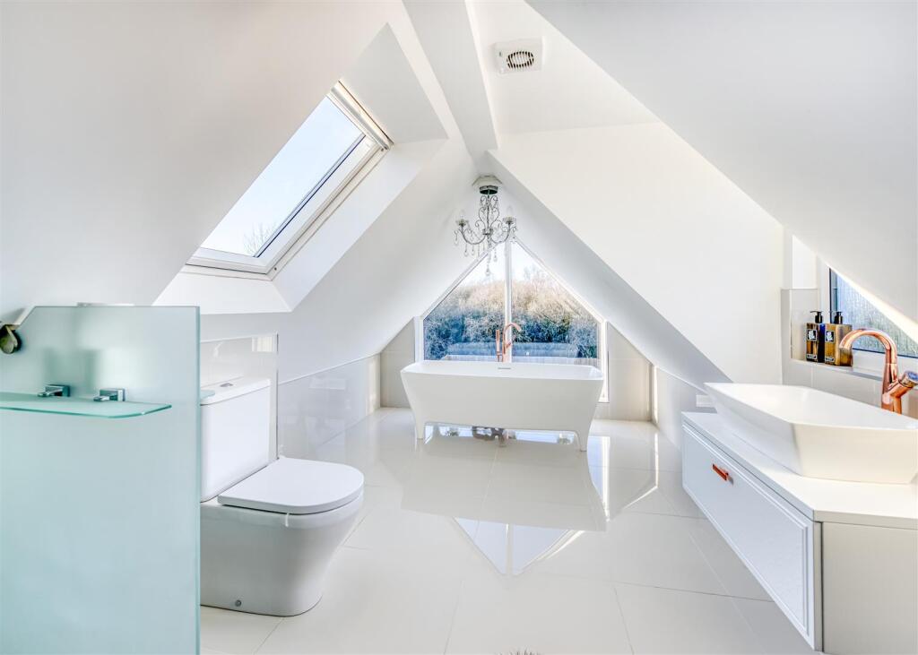 37 Deaconsfield-bed1 ensuite.jpg