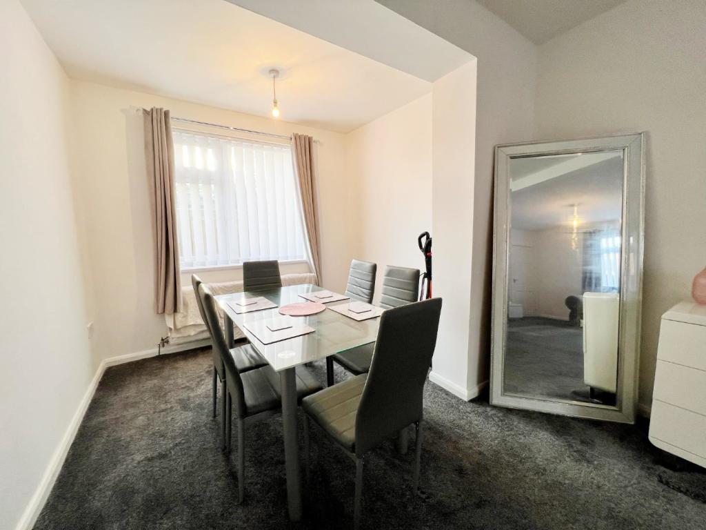 Dining Area pic 4.jpg