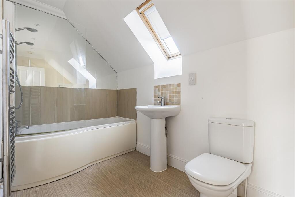 En-suite bathroom.jpg