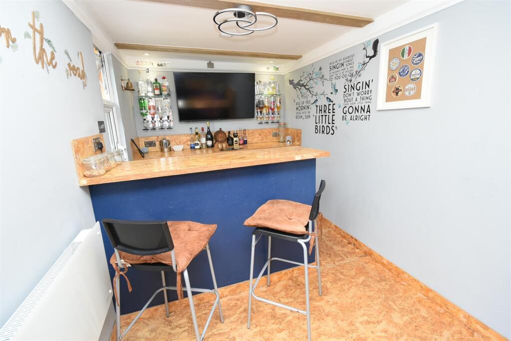 Garden/Bar Room
