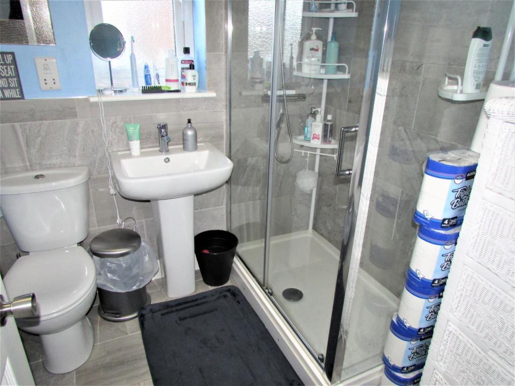 LambethAve12bath.JPG