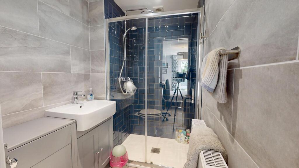 EN SUITE SHOWER ROOM