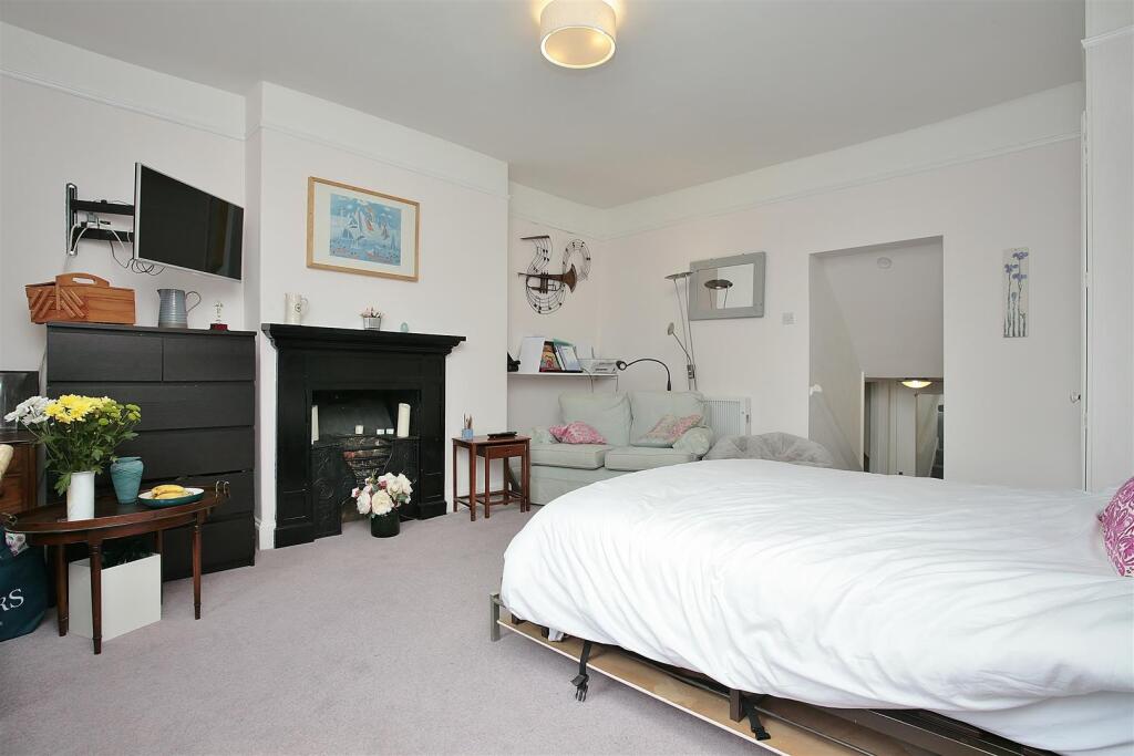 Flat 7 Manor Court bedroom.JPG