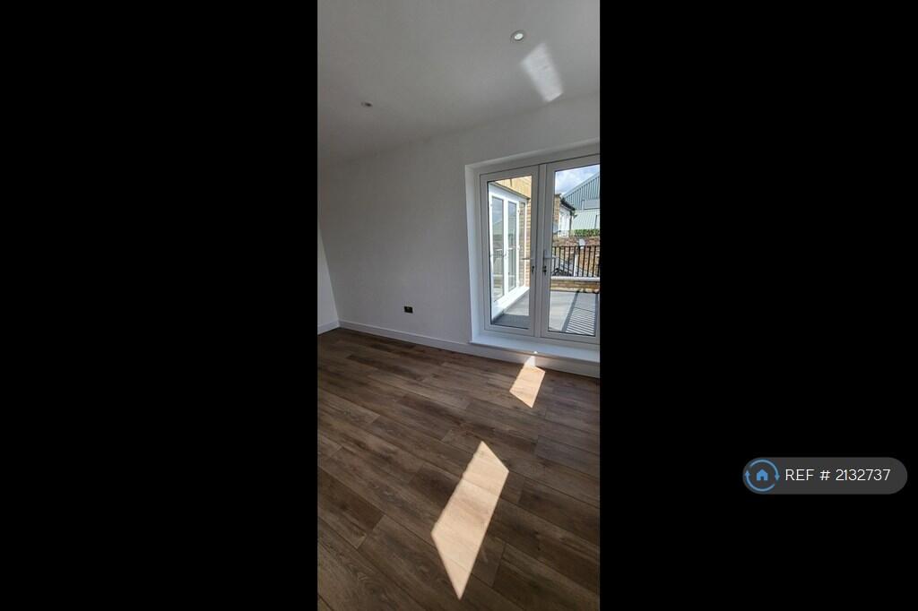 Flat 6b - Master Bedroom