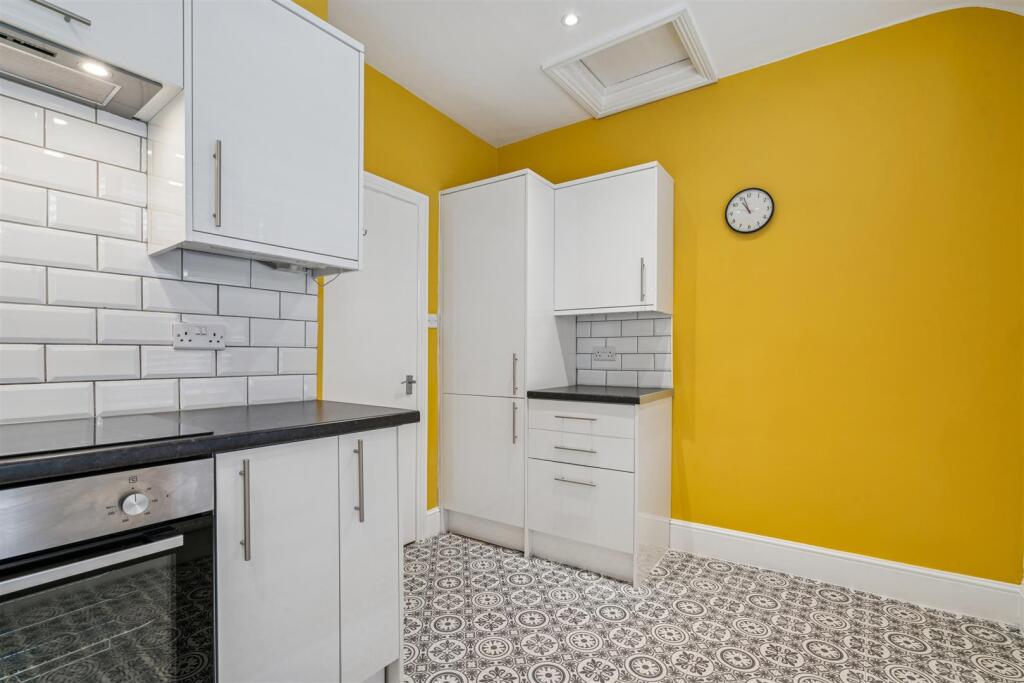 Flat 4, 106-108 Tooting High Street kitchen 3.jpg