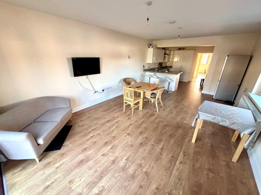 Open Plan Living Room/Kitchen