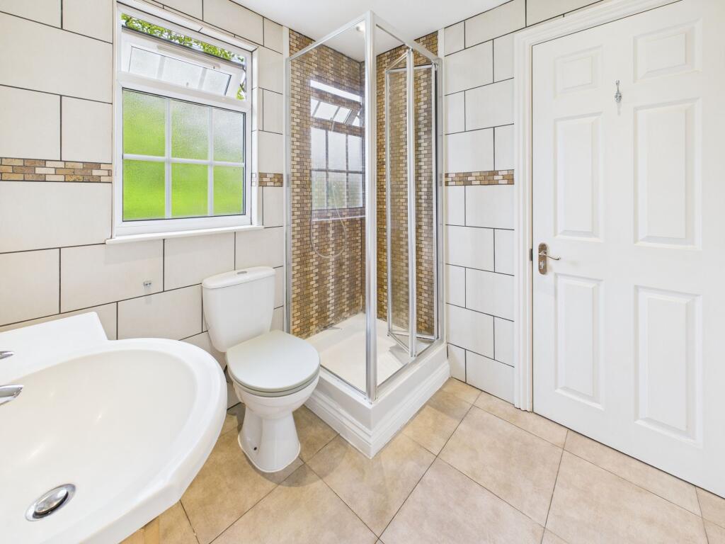En-suite Jack &amp; Jill bedroom 5/6