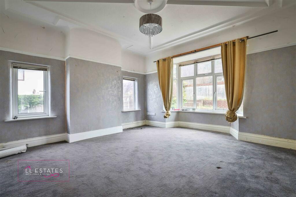 110 ffordd talargoch-11 lounge.jpg
