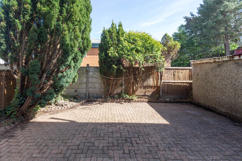 296 WOODHOUSE LANE-11