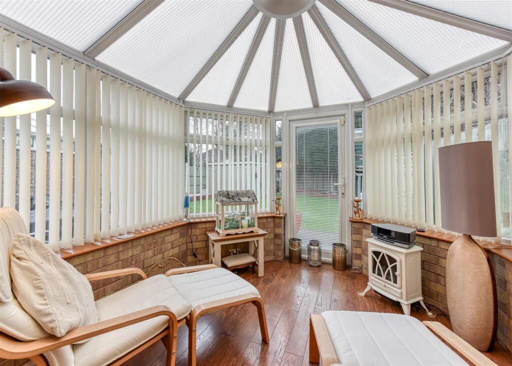 23 Glendale Close-conservatory.jpg