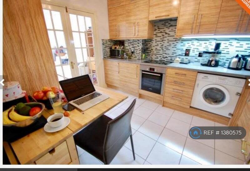 Large Kitchen With Extendable Dining Table