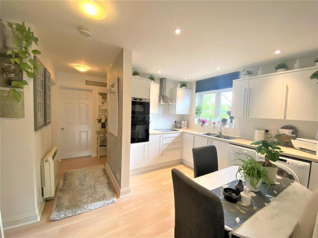 Peel Close E4