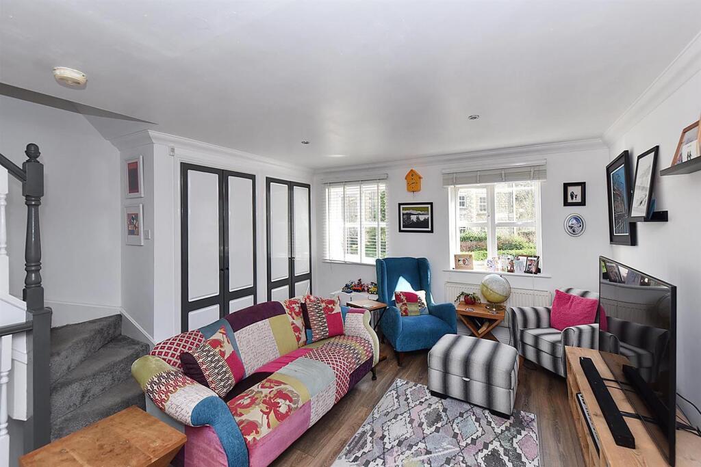 DUAL ASPECT LIVING ROOM