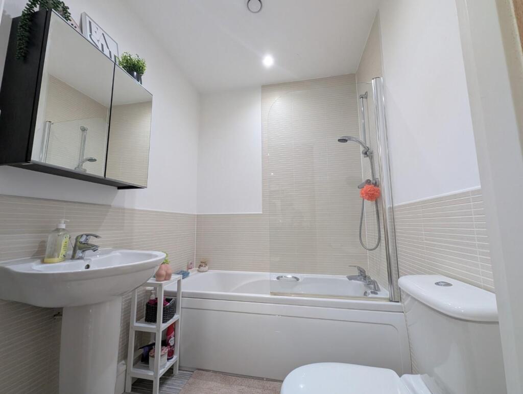 7) Bathroom.jpg